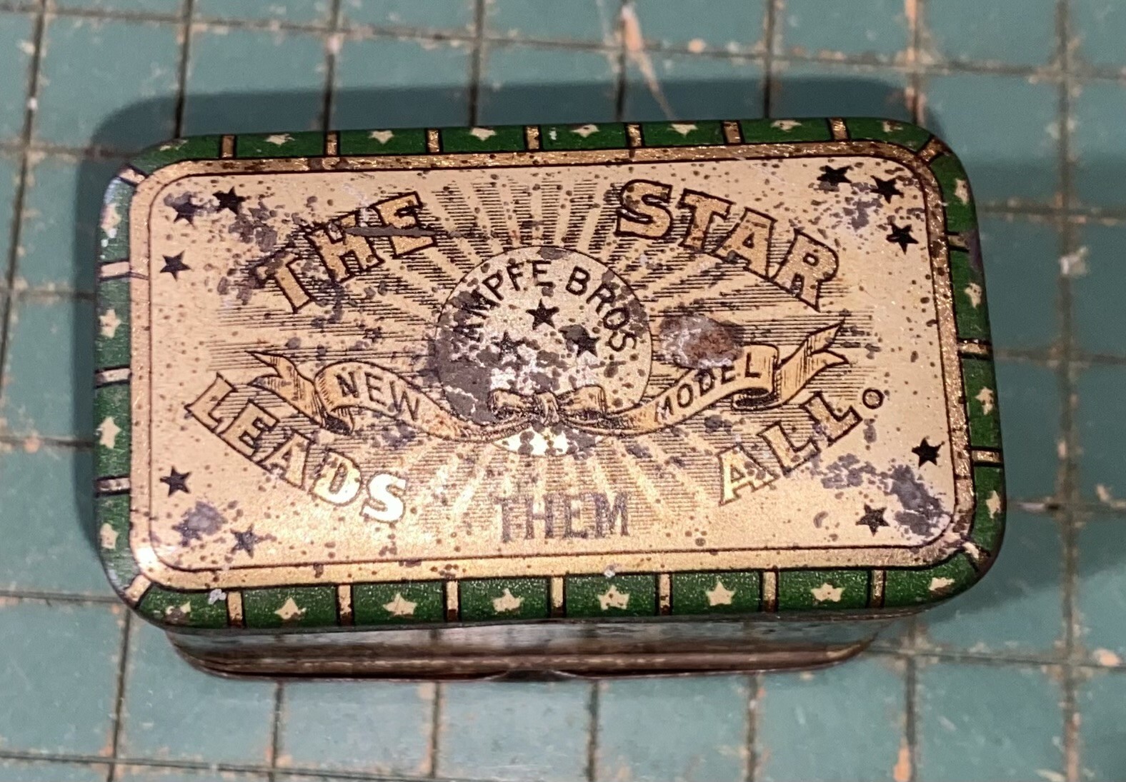 Antique Star Safety Razor in tin lithographed case