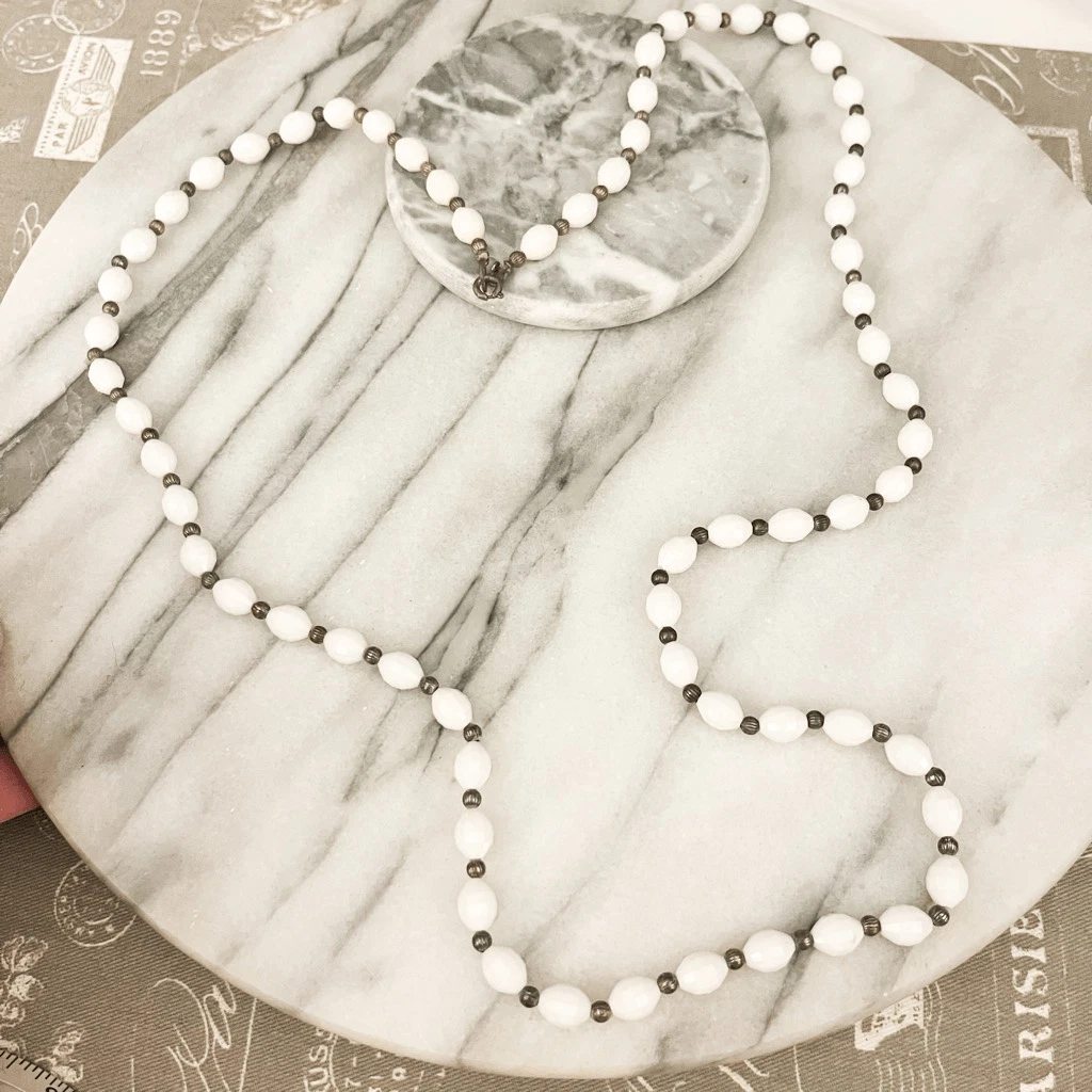 MICHAEL KORS Collana di perline MCM vintage plastica bianca lunga metà secolo Cottagecore