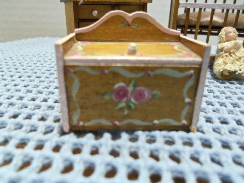 Juego de guardería de madera artesanal 1:24: cuna, tocador, cofre de juguete, mecedor y más Foto 3 de 4