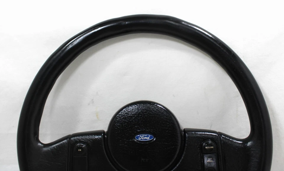 Volante Ford Mustang 1987-1989 con control de crucero y botón de tapa de bocina Foto 2 de 4