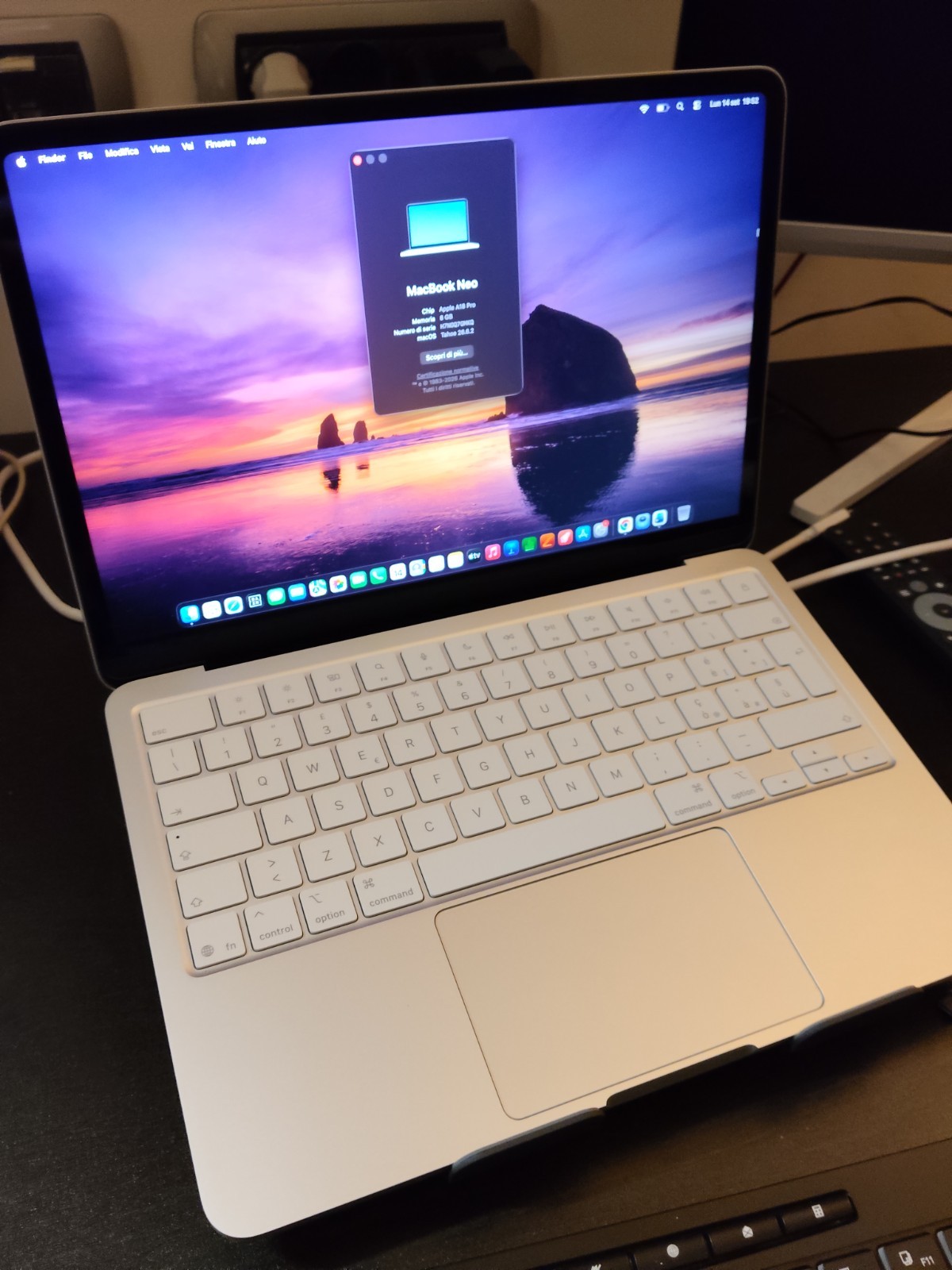 Apple MacBook Neo 13"A18 Pro chip 6-core 8GB/256GB Argento - MHFA4T/A foto 2