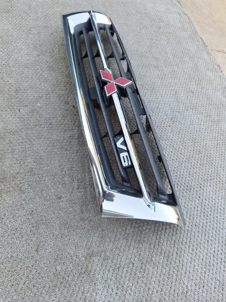 2001-2002 MITSUBISHI MONTERO PARRILLA SUPERIOR OEM 01 02 RADIADOR MR387981 Foto 4 de 4