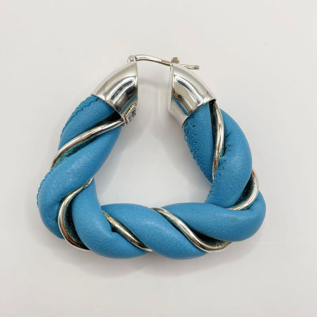 ピアス BOTTEGA VENETA   Twist Earrings in Woven Leather Bottega Veneta // Leather Twist Earring – VSP Consignment