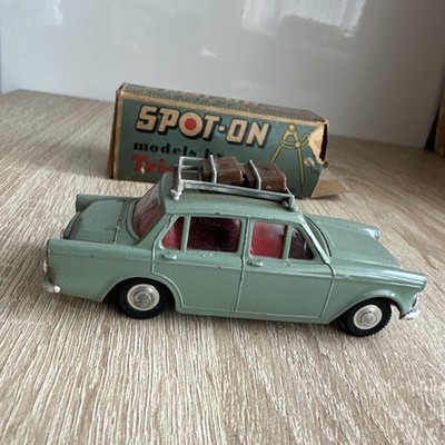 TRIANG: SPOT ON 287 - HILLMAN MINX 1600 WITH ROOF-RACK & LUGGAGE