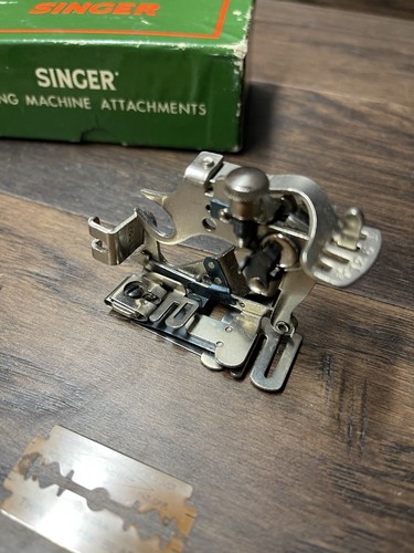 6 VTG SINGER Sewing Attachments 160359,120842,121441,120598,36865,35931 - Picture 2 of 8