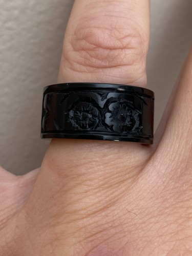 Atemberaubender natürlicher geschnitzter schwarzer Onyx Bandring mit Blumenmotiv Größe 7