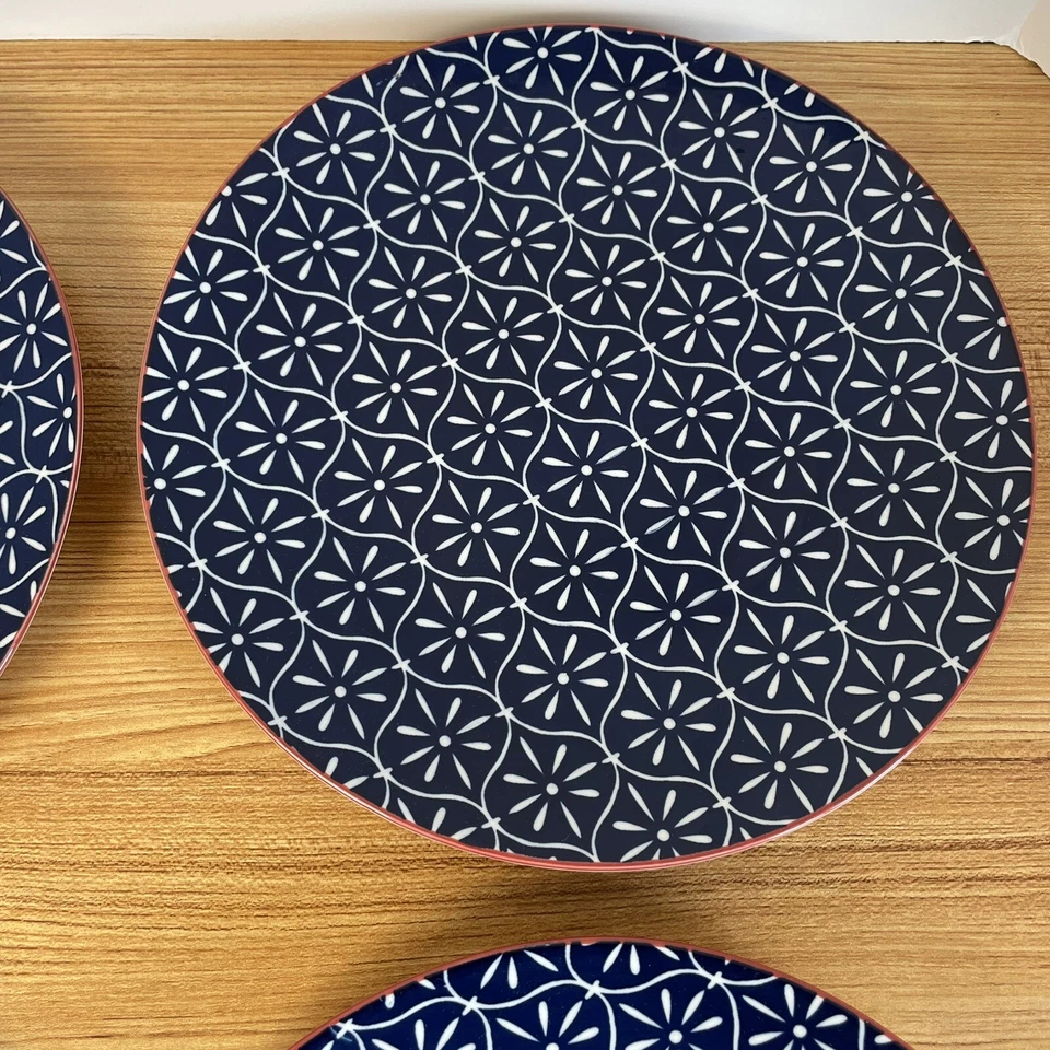 "NUEVOS 4 platos de cena Better Homes & Gardens Piers 10,5"" azules con adornos rojos" Foto 3 de 4