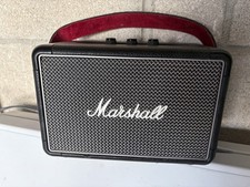 Marshall Kilburn II enceinte Bluetooth portable noire poignée rouge fonctionne