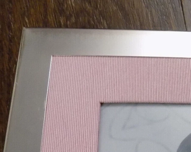 Moldura para fotos Michaels tecido rosa com nervuras e prata metal 5x7" foto 10x8" bonita - Imagem 2 de 4