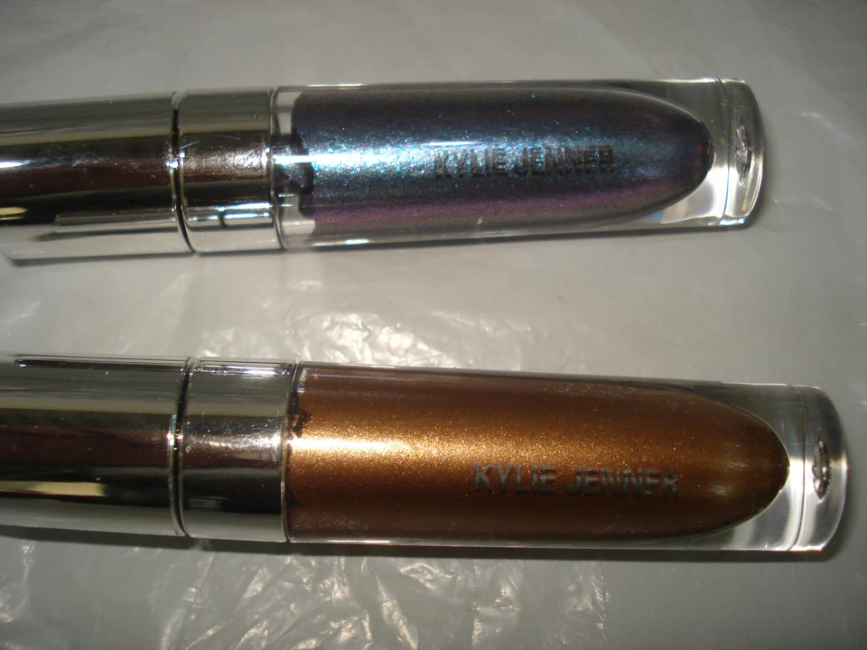 Sombra de ojos Kylie Cosmetics ojos brillantes dúos Destiny y luna violeta Foto 2 de 3