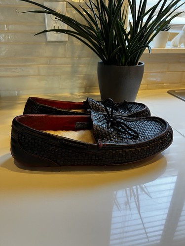 Mocasín UGG Australia para Hombres EE. UU. 11 Cuero Negro Forrado de Piel Sin Cordones 1007887 - Imagen 2 de 12
