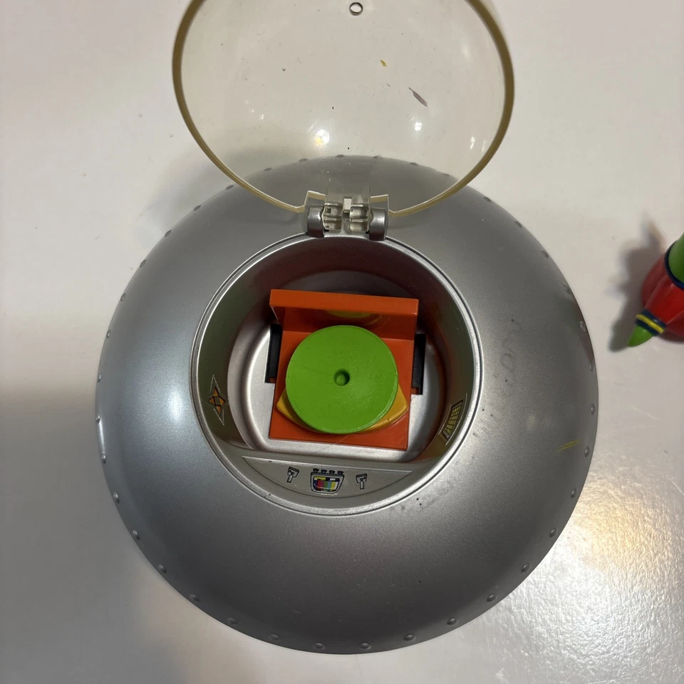 Raro Disney CLUB PENGUIN Extraterrestre en Nave Espacial OVNI Juguete Conjunto Funciona Foto 2 de 4