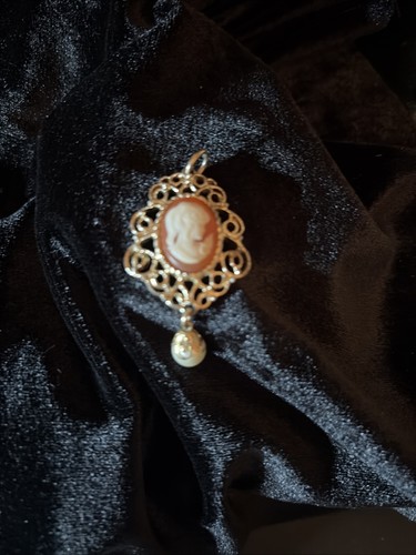 Cameo Pendant Left Facing Young Lady 2.25 Inches Long - 第 1/5 張圖片
