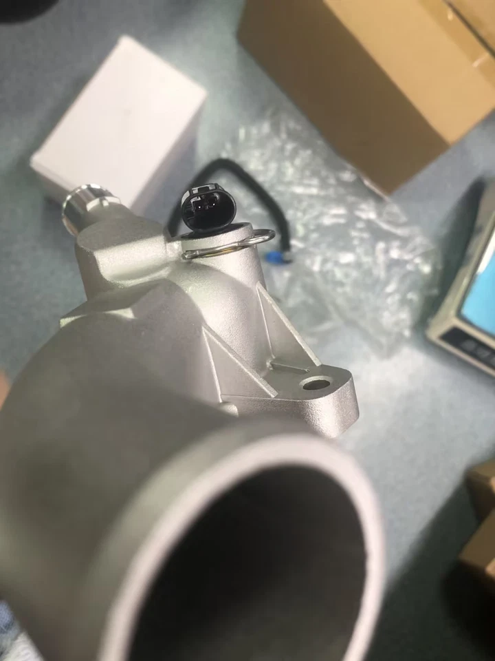 Aluminum Engine Coolant Water Outlet W/ Hose for Chevy Cruze Sonic Trax Buick Foto 4 de 4