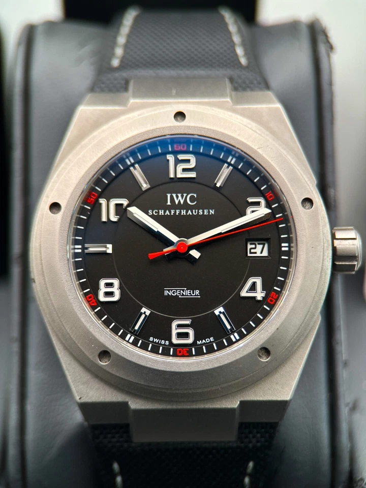 RELOJ DEPORTIVO IWC INGENIEUR TITANIO AMG PARA HOMBRE ESFERA NEGRA IW322703 CAJA Y PAPELES Foto 2 de 4