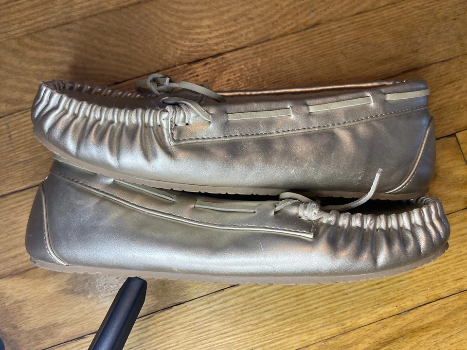 Mocasines de barco forrados metálicos dorados Minnetonka pantuflas EE. UU. 9 Foto 4 de 4