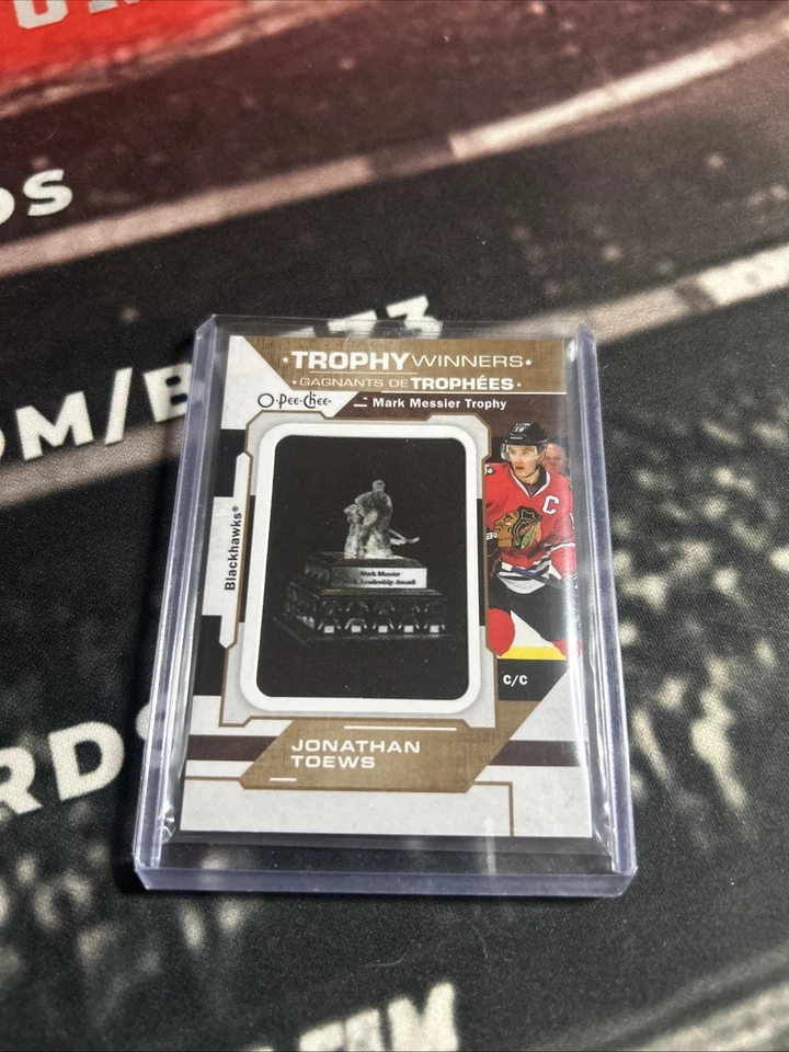 2023-24 O-Pee-Chee OPC Jonathan Toews Mark Messier Trophy Winners -Chi Blackhawk - Imagem 2 de 4