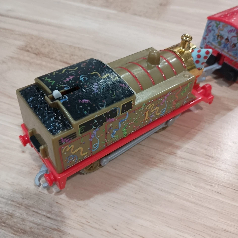 #AK) Thomas & Friends Trackmaster Celebración Golden Thomas Train Feliz Cumpleaños Foto 3 de 3