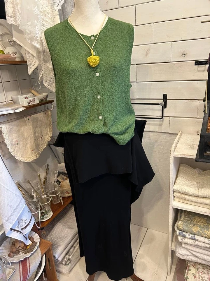 FALDA AJUSTADA NEGRA USADA CON DISEÑO ACAMPANADO ACEPTABLE Foto 3 de 4