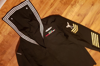 US Navy Shirt (CJ) US-Gr. 44L  mit schönen Patches, Pins