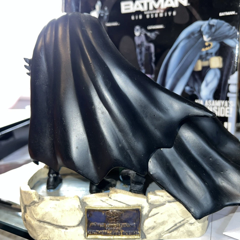 ESTÁTUA LIMITADA VINTAGE BATMAN FOREVER BATMAN & ROBIN COM VISTA PARA GOTHAM 883/5000 - Imagem 4 de 4