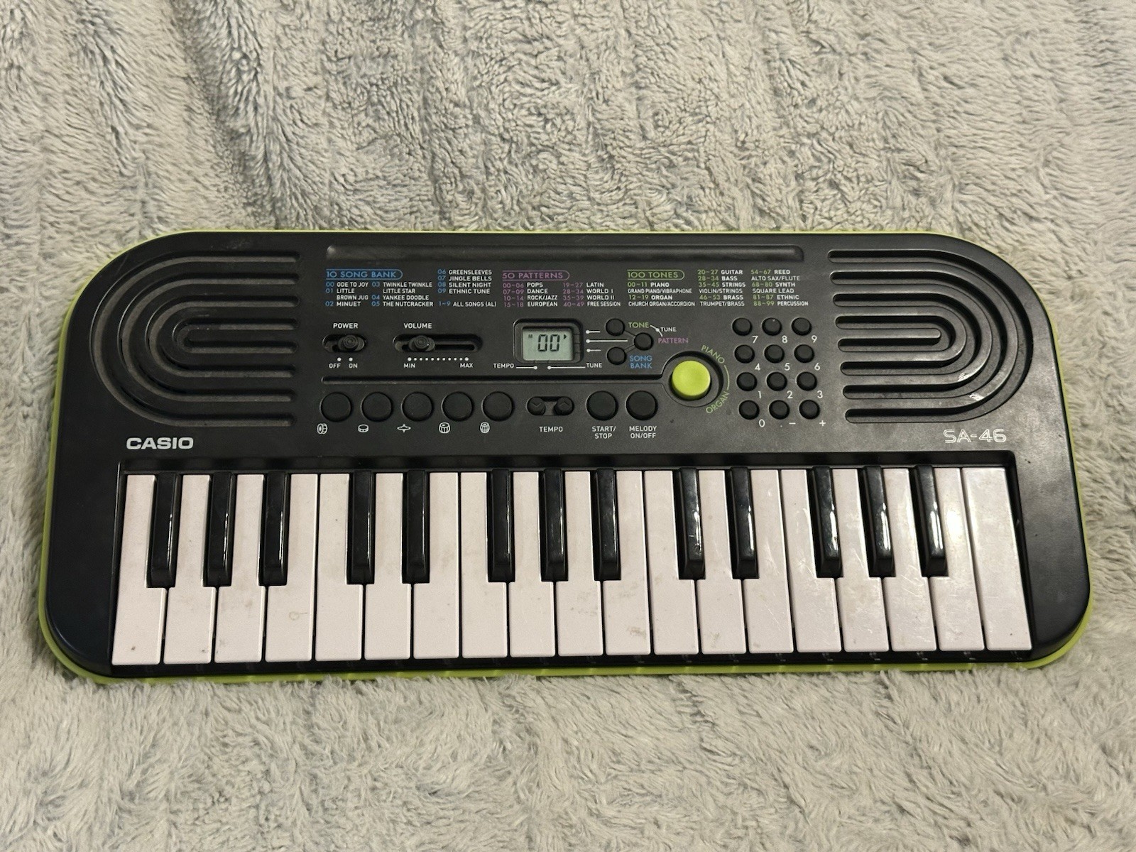 Casio SA-46 32-Key Electronic Keyboard Black Green Speaker Battery Powered Works