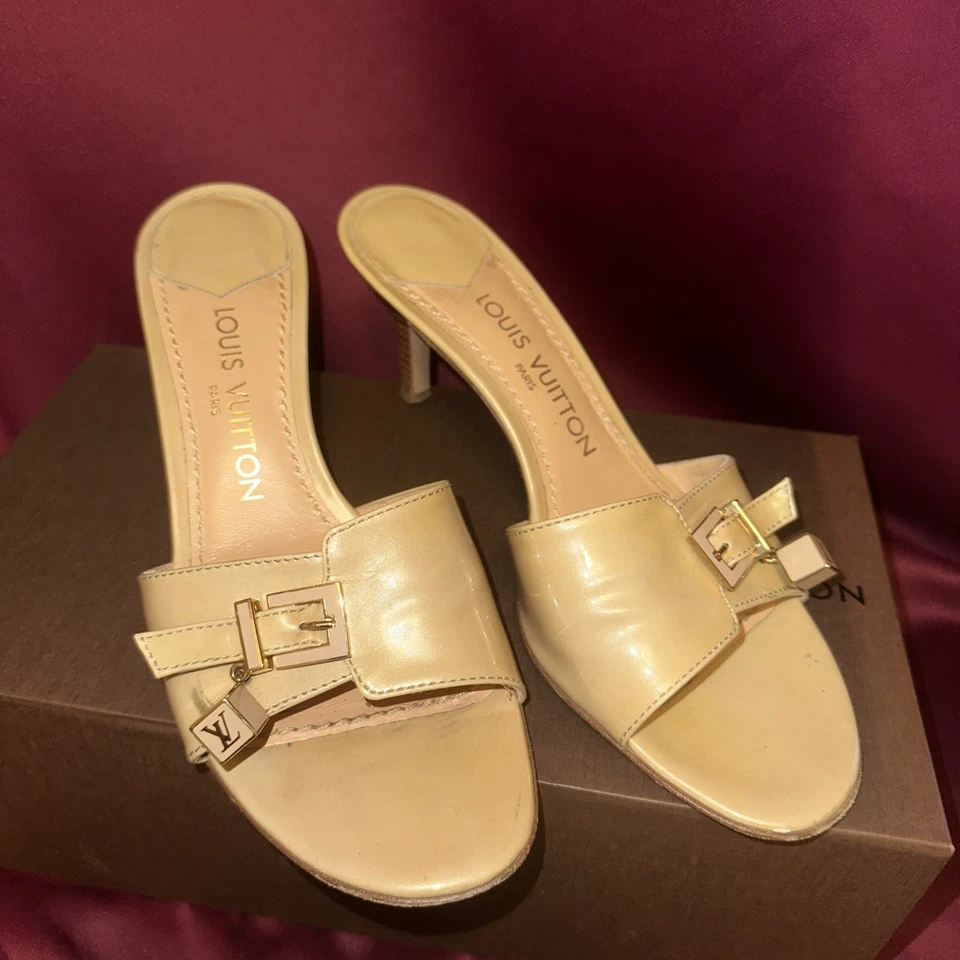 LOUIS VUITTON METALIZADO BEIGE 3" TACONES CON ENCANTO CUBO~ TALLA 37.5 con CAJA Foto 3 de 4