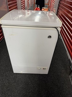 Igloo FRF434-B 3.5 cu ft Chest Freezer Manual Defrost Energy Star White