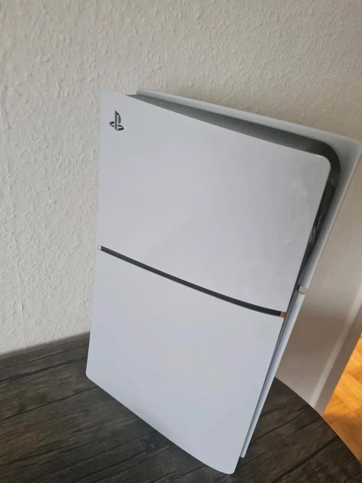 Sony PlayStation 5 Slim, foto 3 di 5