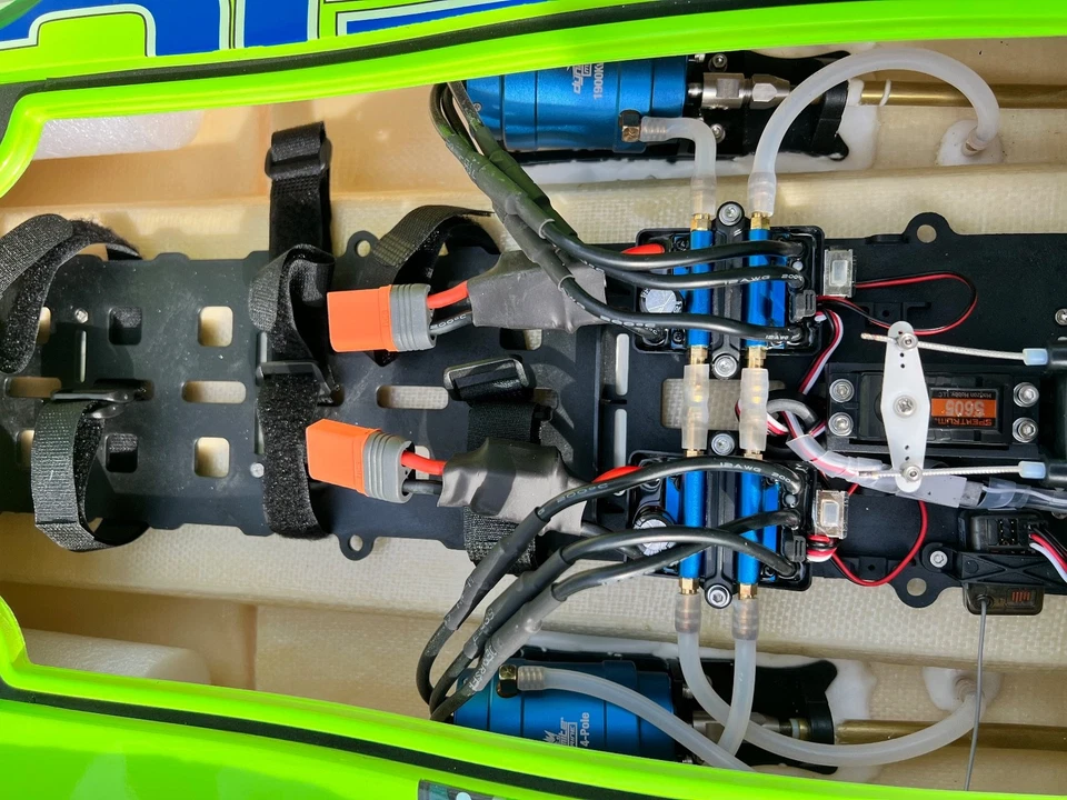 ProBoat Miss Geico Zelos 36" Twin Brushless Catamaran RTR NEW - Image 4 of 4