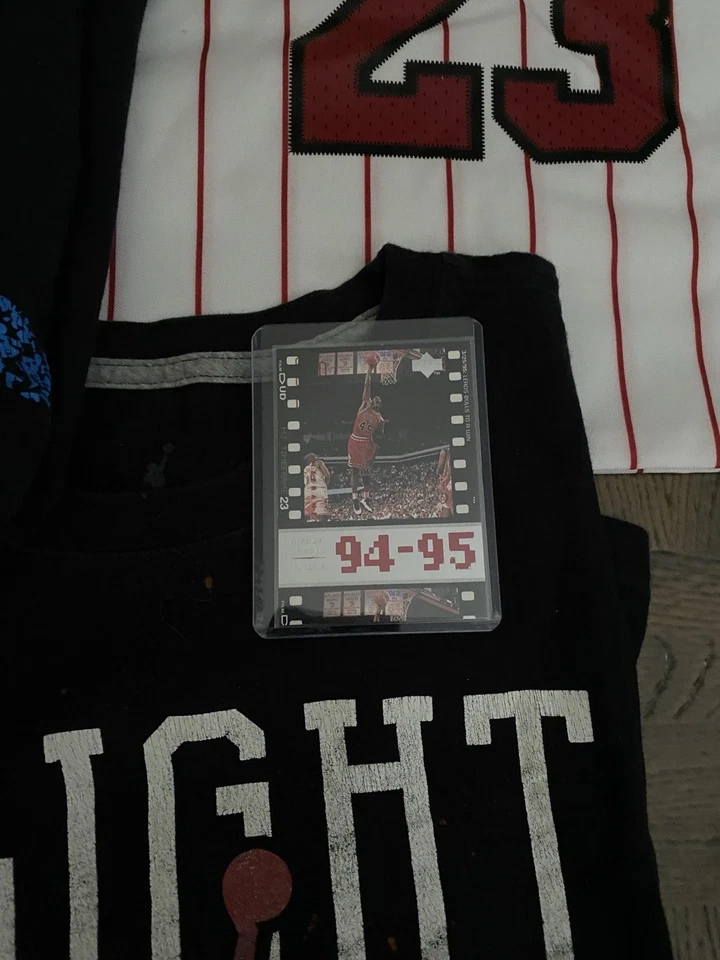 Paquete Michael Jordan XXL con bolsa y tarjeta coleccionable (3 camisas Jordan vintage) Foto 2 de 4