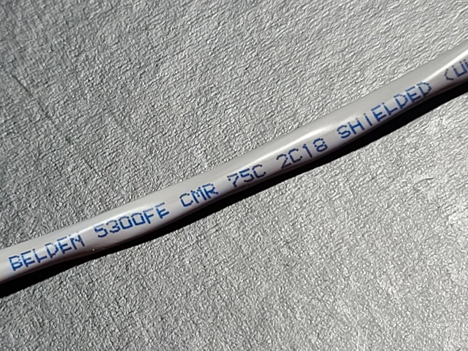 Cable elevador de audio/altavoz/alarma trenzado blindado Belden 5300FE 18/2C gris/100 pies Foto 2 de 4