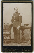 Portrait - Soldat mit Schwalbennestern / Musiker