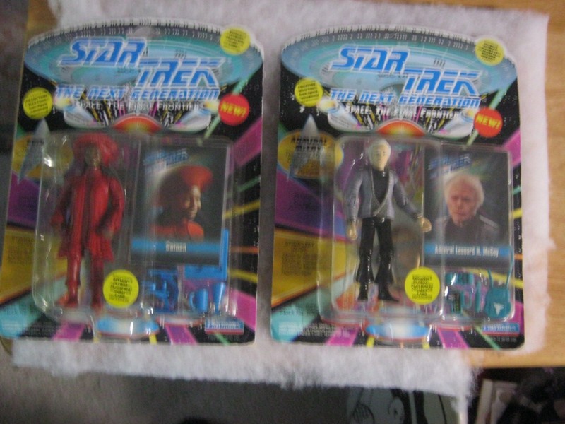STAR TREK The Next Generations Action Figures 2 Different on Cards