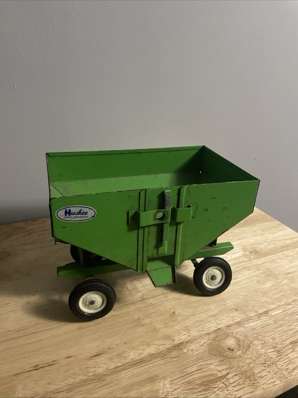 * VINTAGE ERTL HUSKEE FARM EQUIPMENT GRAVITY FEED GRAIN WAGON GREEN 8x5x6 INCHES