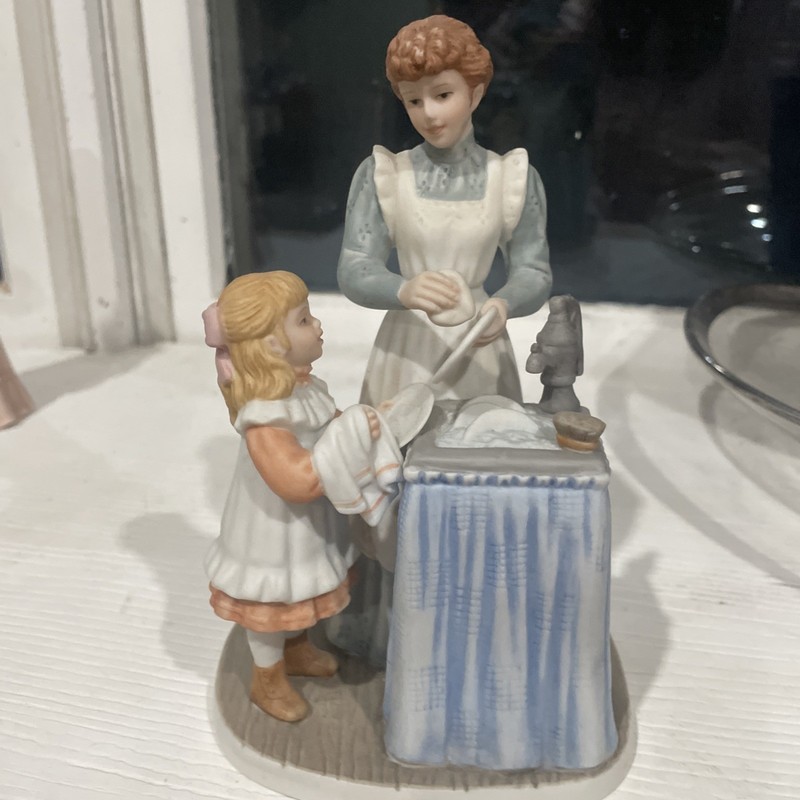 Rare Vintage Enesco Treasured Memories "Helping Mommy" Do Dishes Figurine 1990