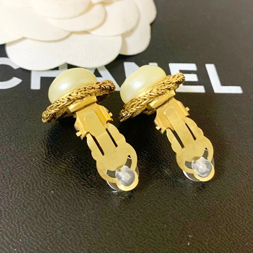 Pendientes CHANEL puño perla cadena color oro marca CC logo forma redonda vintage Foto 2 de 4