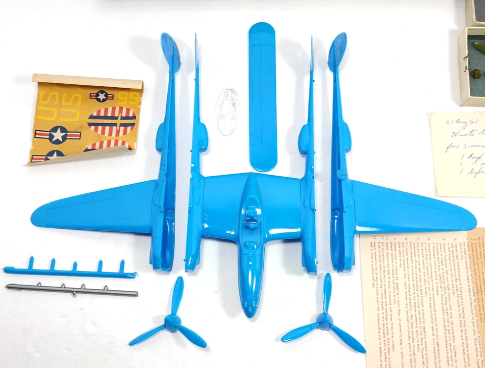 Rare 1953 Brooklyn Aurora Lockheed P-38 Lighting Model Airplane 1/48 Scale - Image 3 of 4