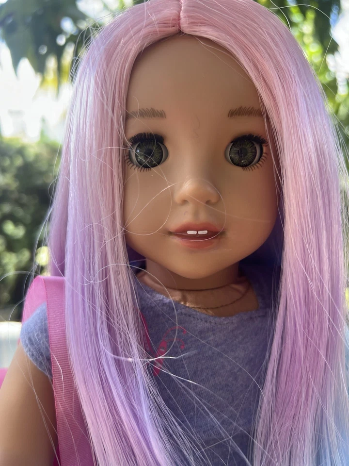 Muñeca personalizada American Girl 2017 • Pelo arco iris pastel • Ojos verdes • Usada Foto 2 de 4