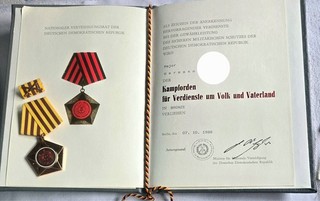 DDR NVA Soldat Major Kampforden für Verdienste in Bronze Urkunde Mappe
