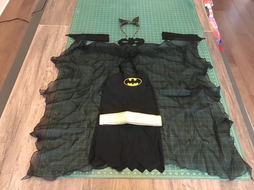Hausgemachtes Kinder Batgirl Kostüm Größe 3-6 Jahre, inkl. Zubehör - Bild 5 von 7