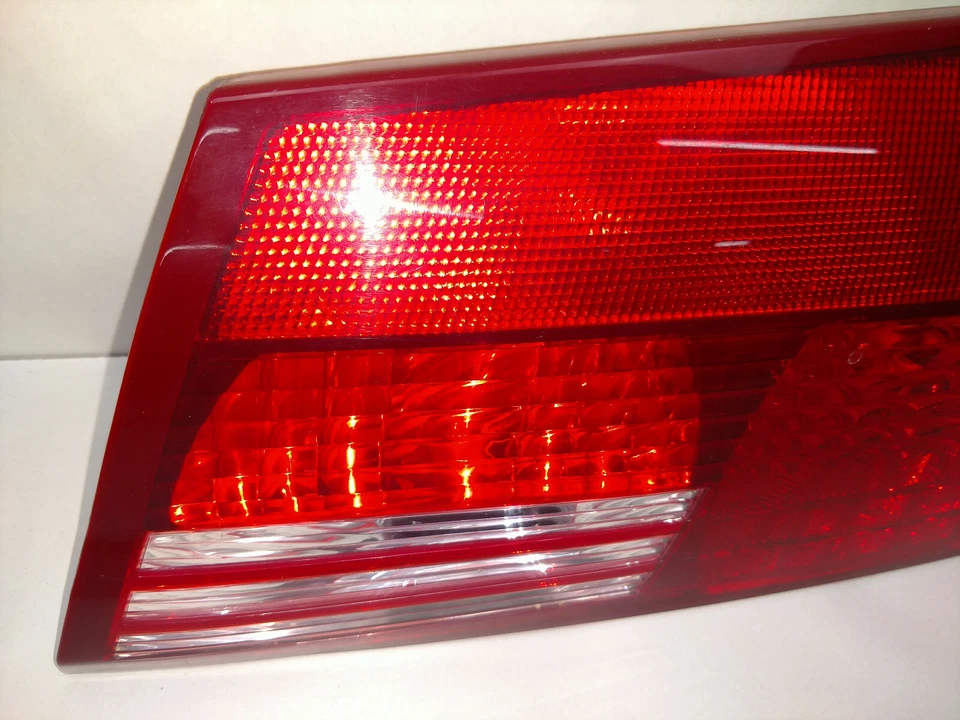 Toyota Sienna 2004-2005 luz trasera pasajero lado derecho puerta trasera interior  Foto 3 de 4