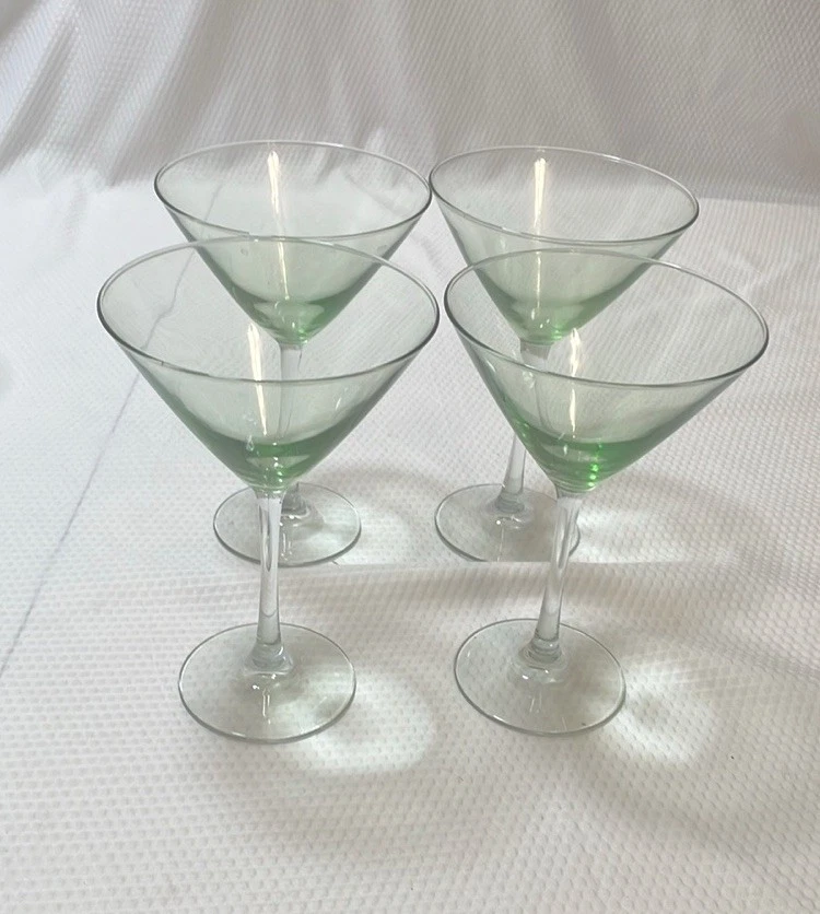 Vasos de Martini con cuenco transparente y tallo verde. Juego de cuatro. Foto 3 de 4