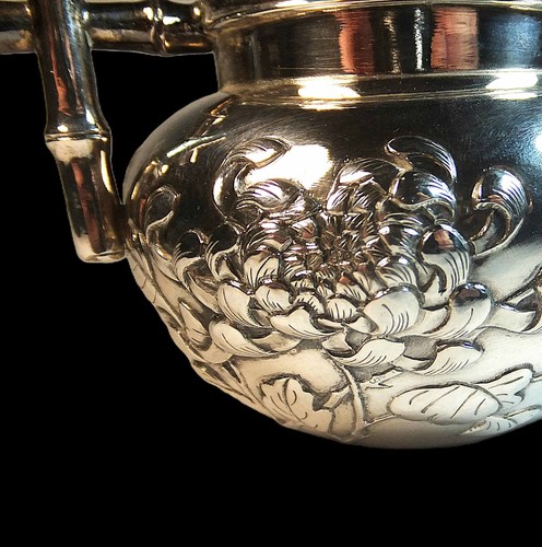 QUALITY CHINESE SILVER DISH with SUPERB REPOUSSE CHRYSANTHEMUMS by WANG HING - Afbeelding 7 van 9