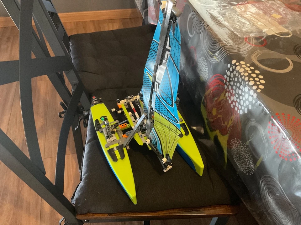 LEGO Technic 42105 Catamaran, photo 1 sur 5