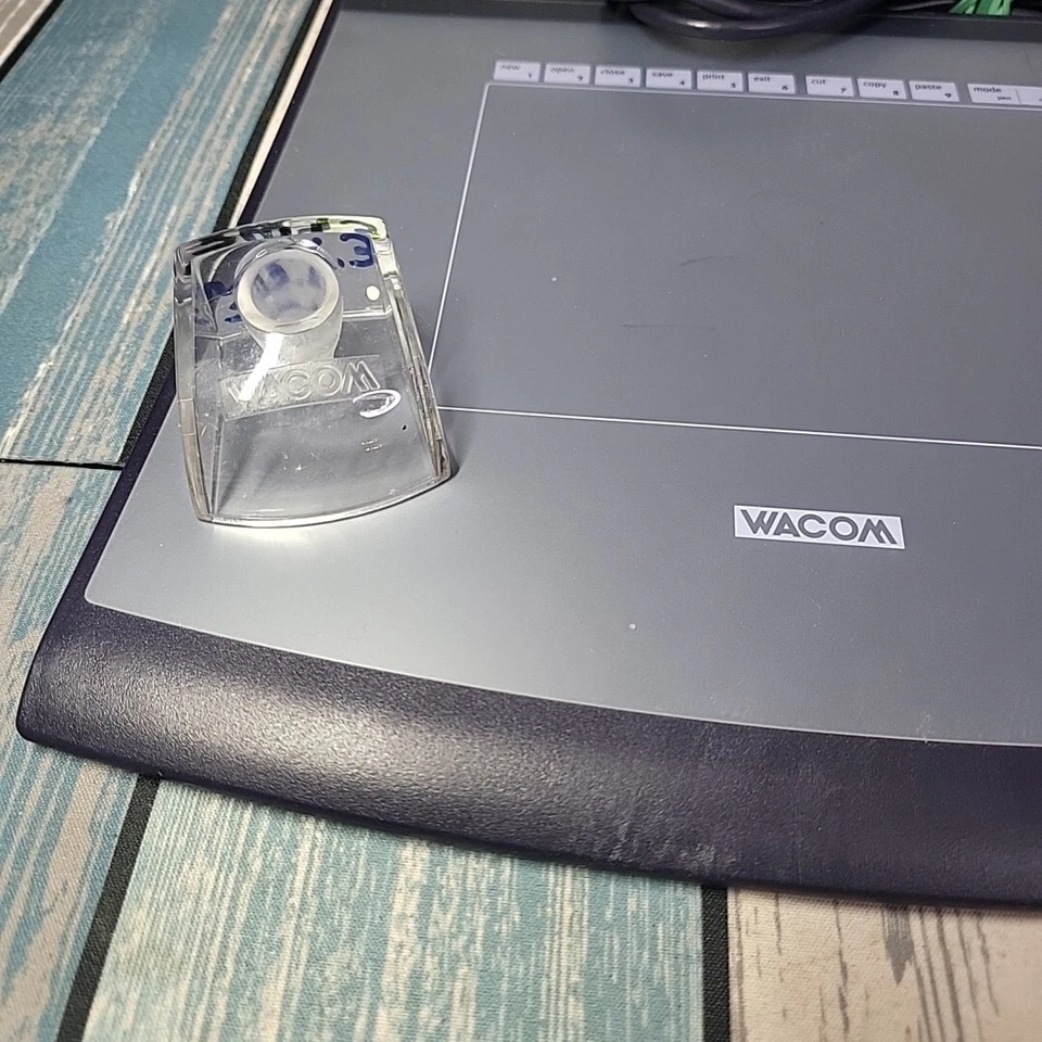 Wacom Intuos 2: 4 x 5 USB Graphics Tablet (XD-0405-U) W/Overlay & Pen Stand - Image 2 of 4