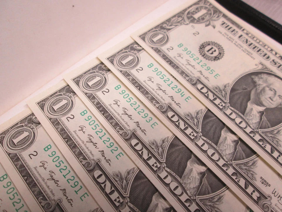 LOT OF 13 1976 US $1 FEDERAL RESERVE NOTES- UNC & CONSECUTIVE - Image 4 of 4