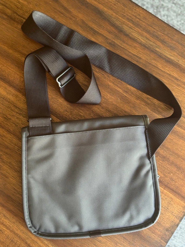 TUMI 22105DH Balístico Nylon/Cuero Solapa Bandolera Mensajero Tableta Bolso, Gris Foto 3 de 4