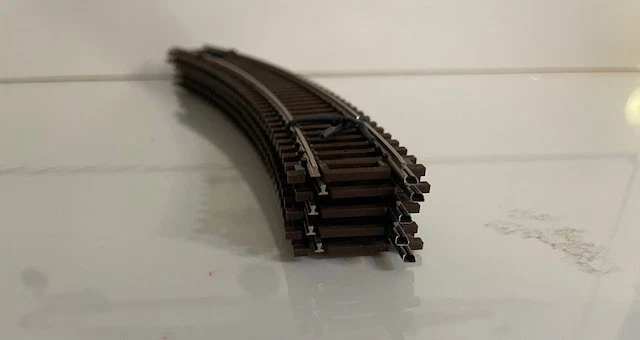 Atlas #512 HO Scale Code 83 - 18" Radius Curve Track (Brown Ties) 5 pcs bulk - Image 3 of 3