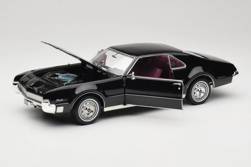 3041105 Oldsmobile Toronado Black American Mint 1:18 - Immagine 2 di 4